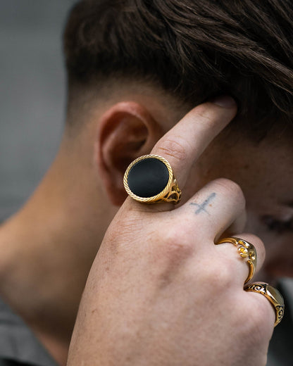 Onyx Sovereign Ring (Gold)