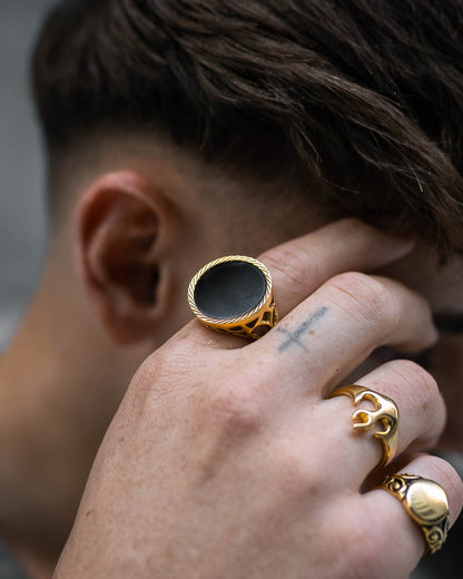 Onyx Sovereign Ring (Gold)