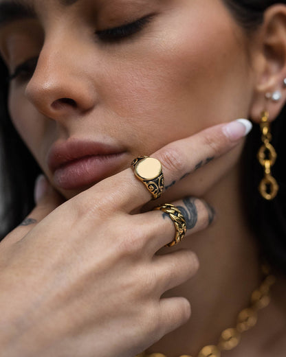 Mini Oval Scroll Signet Ring (Gold)